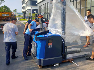 科力電動(dòng)堆高車(chē)進(jìn)行裝卸、堆高、堆垛和短距離運(yùn)輸作業(yè)