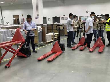 電動高升程搬運車交付使用，感謝廠家羅總親自跟客戶講解操作方法！